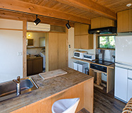アイランド型キッチンには大型冷蔵庫、ロースター付IHヒーターを完備